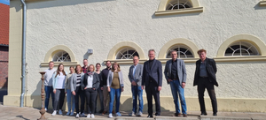 Vertreterinnen und Vertreter des Kreises Coesfeld und der am Projekt beteiligten Träger kamen im Alten Hof Schoppmann in Nottuln-Darup zu einem Austausch zusammen (Bildquelle: Kreis Coesfeld).