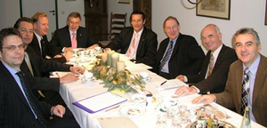 Wollen auch im Jahr 2007 gemeinsam Jugendliche beim Start ins Berufsleben unterstützen (v. l.): Eckhard Schwoch (Zentrum für Arbeit Kreis Coesfeld), Jürgen Paulini (Geschäftsführer der Handwerksbildungsstätten), Dr. Michael Oelck (Hauptgeschäftsfü