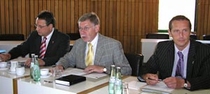 Landrat Konrad Püning (M.) leitete die dritte Arbeitsmarktkonferenz. Neben Fachbereichsleiter Detlef Schütt (r.) und Zentrum-für-Arbeit-Abteilungsleiter Thomas Bleiker (l.) berieten auch Vertreter der Städte und Gemeinden sowie des lokalen Arbeitsmark